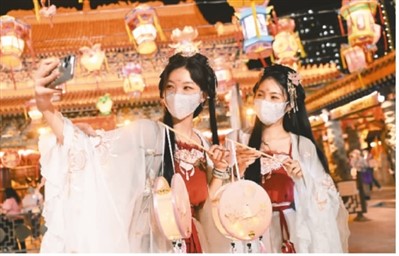 贺佳节:港澳彩灯璀璨夺目