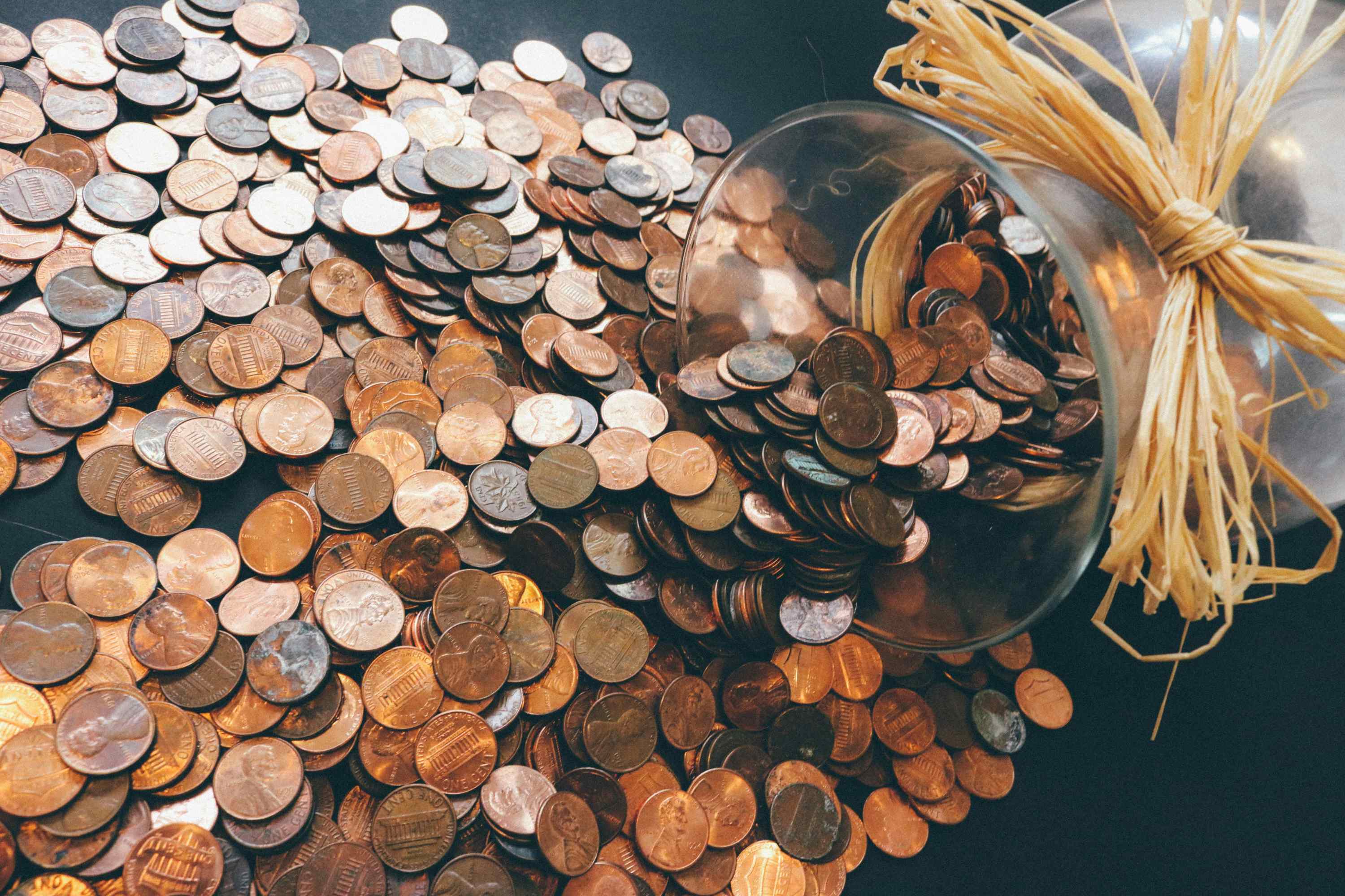 如何追踪特定月份的黄金价值?这种价值变化对市场有何影响?