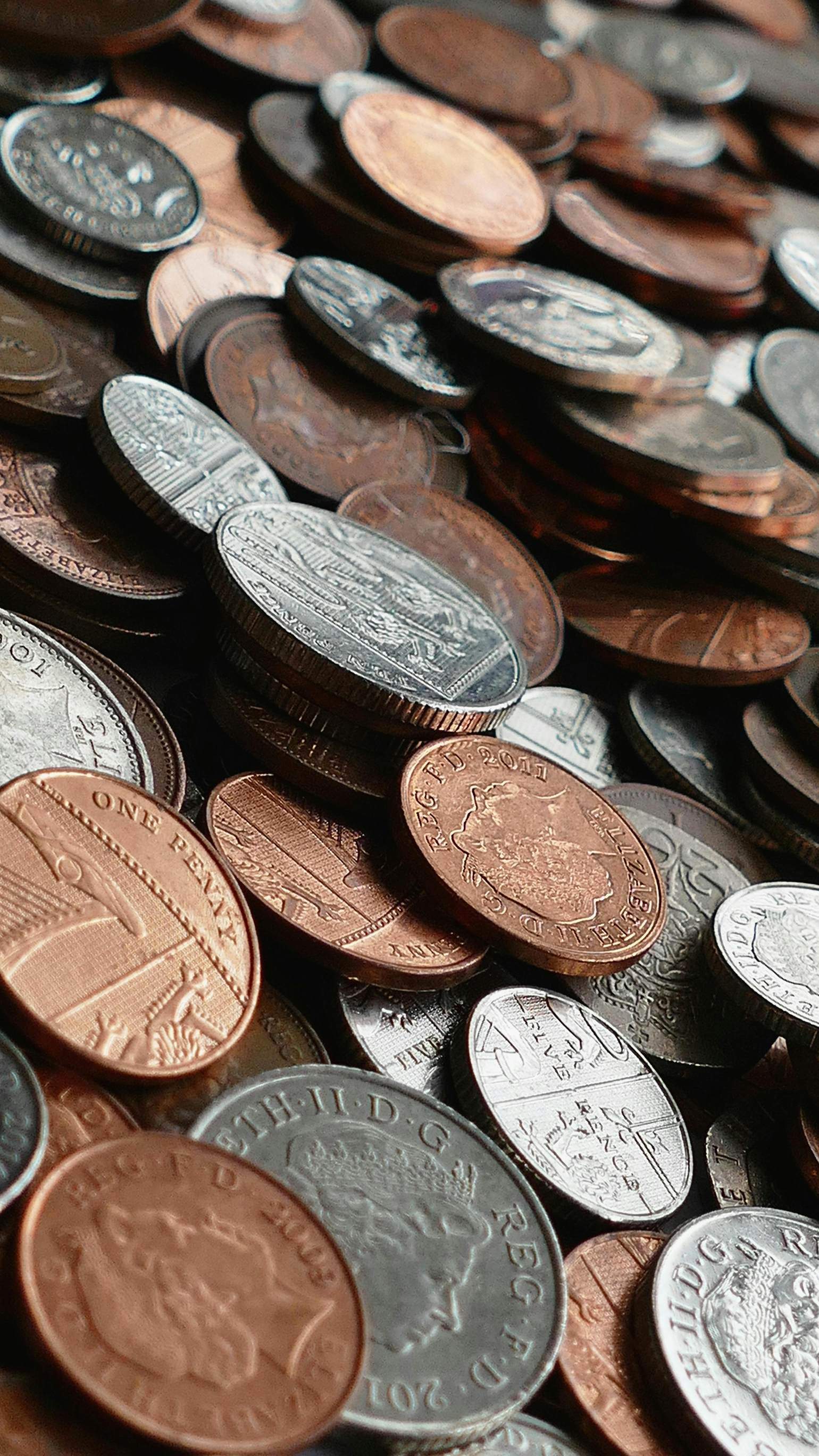 如何分析黄金价值下跌的原因?这种下跌对市场参与者有何启示?