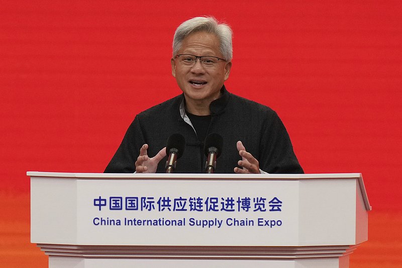 身穿唐装、中文演讲，黄仁勋在链博会上说了啥？