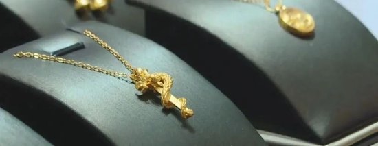 半年狂赚22亿元，老铺黄金股价31天内跌了22天